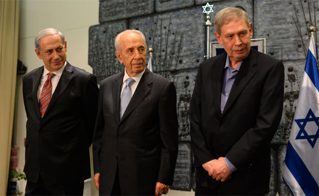 שמעון פרס, בנימין נתניהו וראש המוסד תמיר פרדו (צילום: חדשות 2)