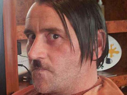 בקמאן בדמות הצורר הנאצי היטלר (צילום: הגרדיאן)