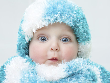 תינוק לבוש לחורף (צילום: אימג'בנק / Thinkstock)