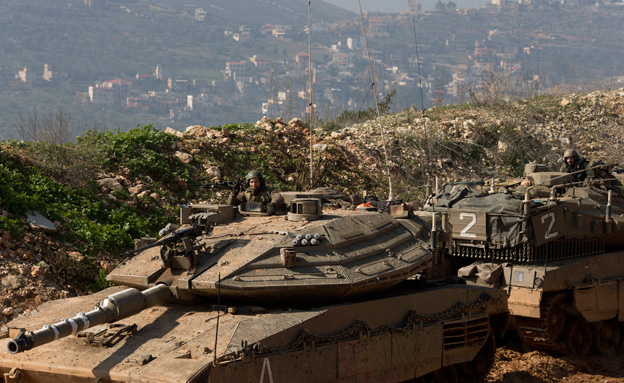 טנקים בגבול ישראל-לבנון (צילום: AP)