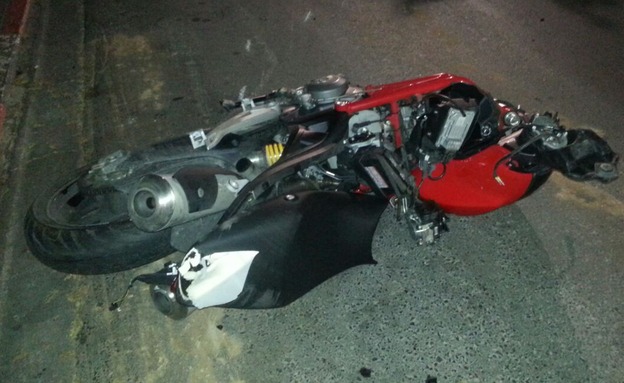 הרוג ופצוע קשה בתאונת אופנוע בת"א (צילום: צילום: דוברות מד"א)