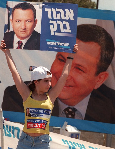 נערה מרימה שלט בחירות של אהוד ברק, 1999 (צילום: ap)