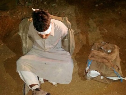 מבריח סמים בגבול מצרים (צילום: דוברות המשטרה)