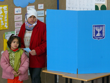 אם ובתה מצביעות בג'לג'וליה, בחירות 2013 (צילום: David Silverman, GettyImages IL)