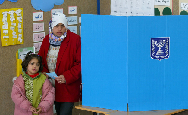 אם ובתה מצביעות בג'לג'וליה, בחירות 2013 (צילום: David Silverman, GettyImages IL)