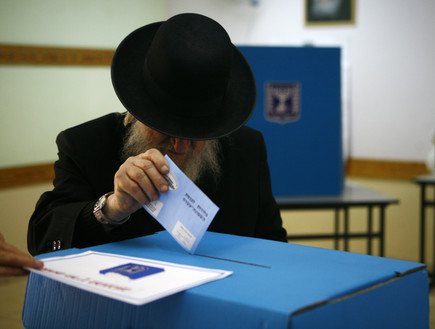 חרדי מצביע בבחירות לכנסת, 2009 (צילום: Getty Images, GettyImages IL)