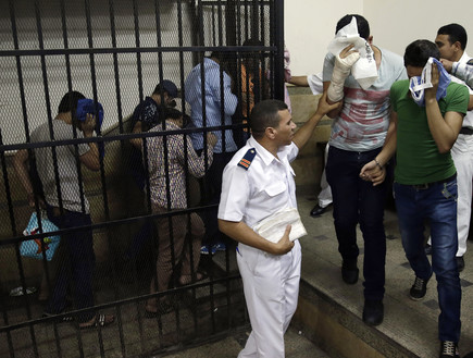 משטרת מצרים פשטה על בית מרחץ לגייז  (צילום: Sakchai Lalit | AP)