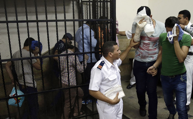 משטרת מצרים פשטה על בית מרחץ לגייז  (צילום: Sakchai Lalit | AP)