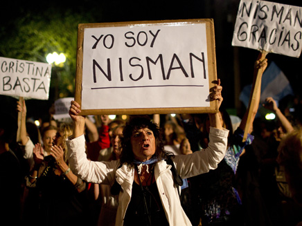 הפגנות בארגנטינה לאחר מותו של ניסמן (צילום: AP)