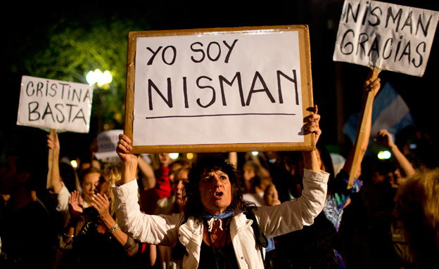 הפגנות בארגנטינה לאחר מותו של ניסמן (צילום: AP)