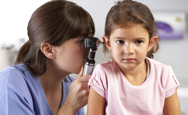 רופאה בודקת לילדה את האוזן (אילוסטרציה: אימג'בנק / Thinkstock)