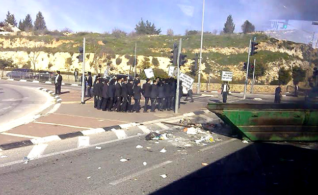 המפגינים הבוקר בצומת שילת הסמוכה למודיעי (צילום: חדשות 24)