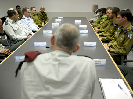 גנץ וחלק ממקבלי הצל"ש, הערב