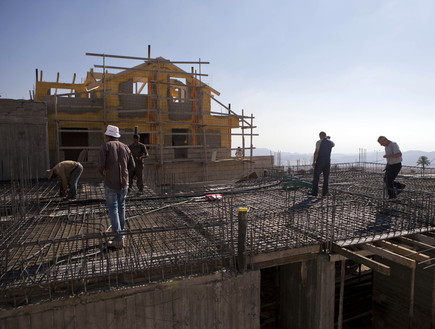 פועלים פלסטיניים באתר בנייה במעלה אדומים, ספטמבר 2014 (צילום: ap)