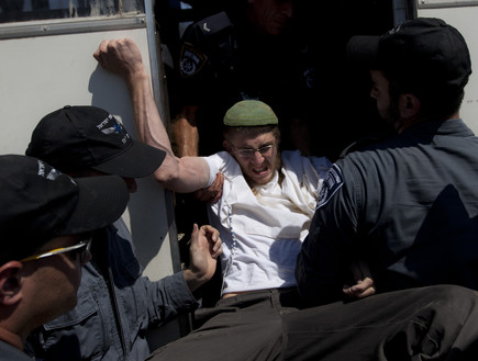 צעיר נאבק עם שוטרים במהלך פינוי התנחלות מיגרון (צילום: ap)