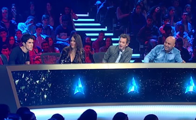 אסי מסכסך בין השופטים