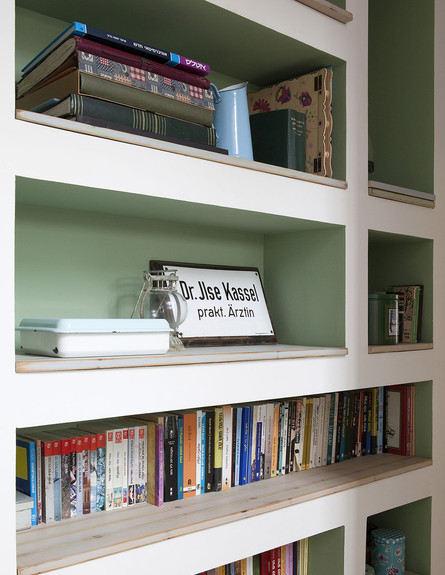 שירי בגבעת אלה, ספרייה 