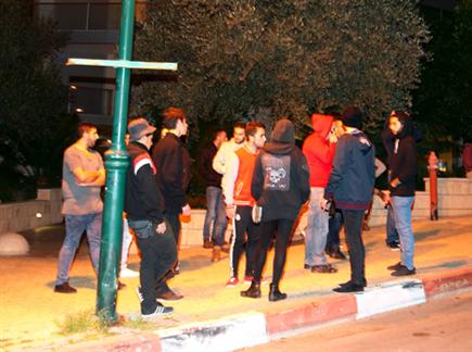 הפגנת האוהדים מחוץ לביתו של רמון (אלן שיבר) (צילום: ספורט 5)