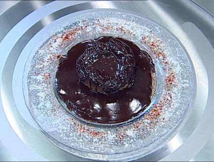 עוגת שוקולד מריר עם צ'ילי ומלח  (צילום: קשת, מאסטר שף VIP)