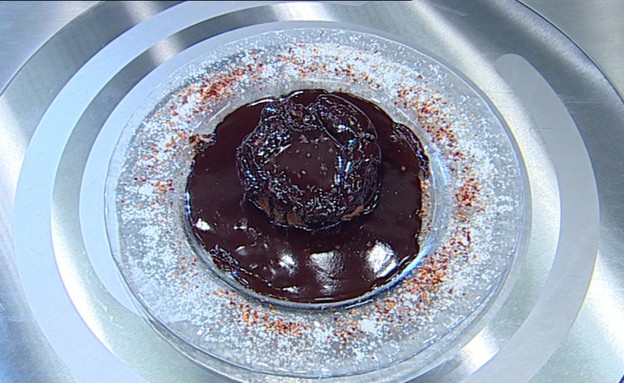 עוגת שוקולד מריר עם צ'ילי ומלח  (צילום: קשת, מאסטר שף VIP)