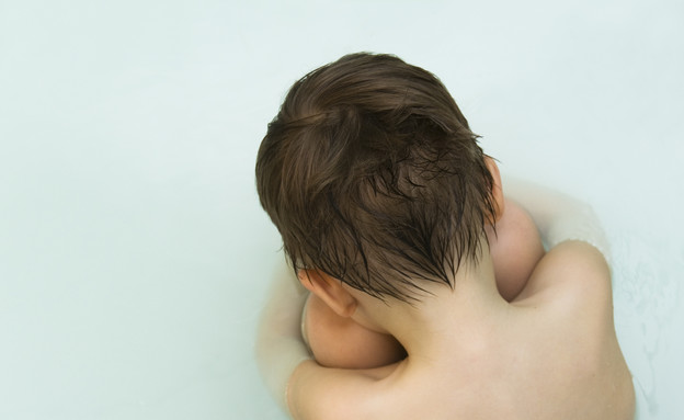 ילד יושב באמבטיה עצוב עם הגב למצלמה (צילום: enieni, Thinkstock)