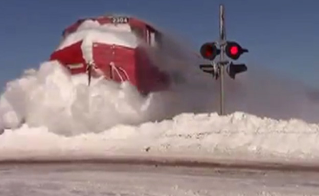 הרכבת מפלסת את דרכה בשלג