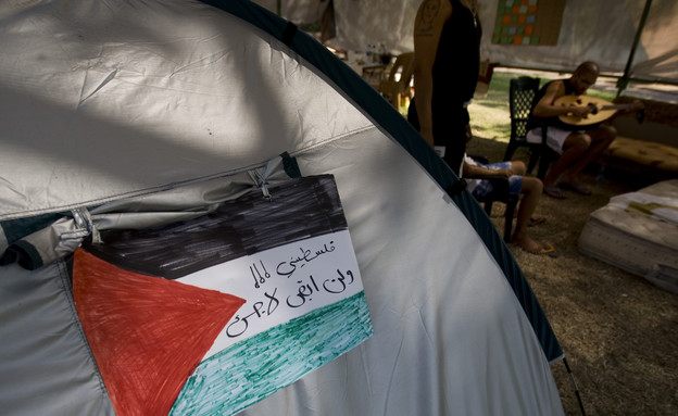 דגל פלסטיני על אוהל ביפו במחאה החברתית, 2011 (צילום: ap)