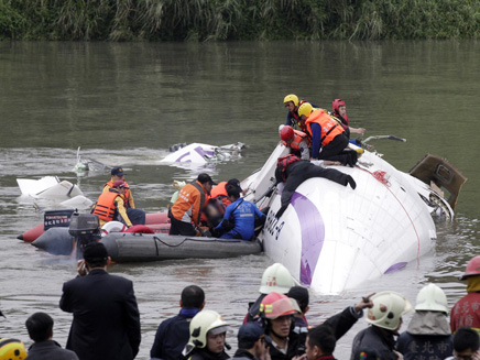 מאמצי החילוץ בטייוואן (צילום: רויטרס)