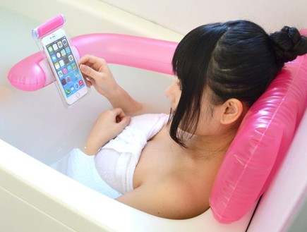 החמישייה 9.2., כרית מתנפחת לשימוש בנייד באמבט (צילום: Thanko)