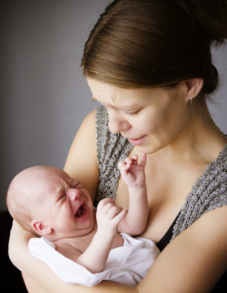 אמא בוכה מחזיקה תינוק בוכה (צילום: Himerka, Thinkstock)