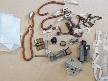 החפצים שנמצאו בביתו של ארמסטרונג (צילום: מתוך אתר collectspace)
