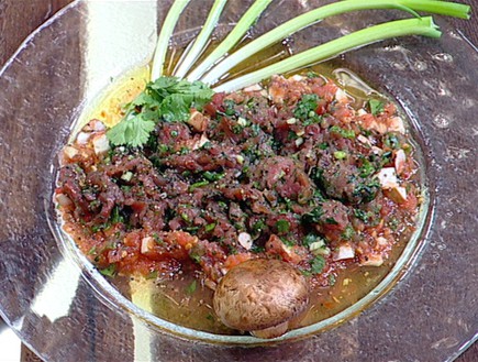 פילה בקר קצוץ נא ברוטב עגבניות טריות ופטריות (צילום: קשת, מאסטר שף VIP)