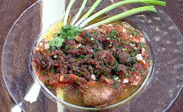 פילה בקר קצוץ נא ברוטב עגבניות טריות ופטריות (צילום: קשת, מאסטר שף VIP)