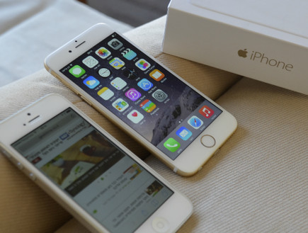מימין: האייפון 6 החדש, משמאל: האייפון 5 (צילום: גיקטיים - geektime.co.il)