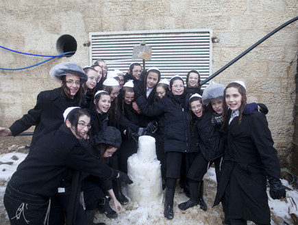 ילדים חרדים משחקים בשלג בירושלים, ינואר 2015