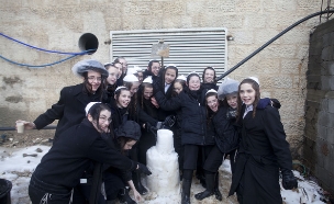 ילדים חרדים משחקים בשלג בירושלים, ינואר 2015 (צילום: Lior Mizrahi, GettyImages IL)