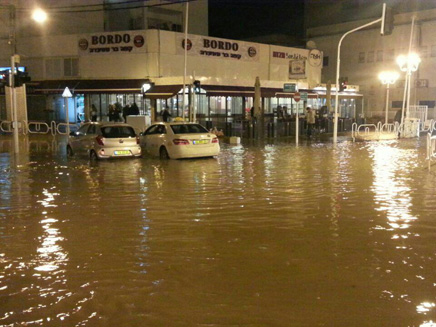 הצפות בנהריה עקב עליית הגעתון על גדותיו (צילום: חדשות 2)