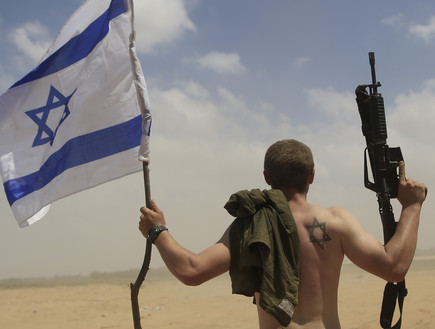 חייל חוזר לשטח ישראל מרצועת עזה, אוגוסט 2014 (צילום: ap)