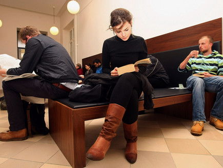 סטודנטית מחכה לייעוץ באוניברסיטת הומבולדט, ברלין (צילום: Adam Berry, GettyImages IL)