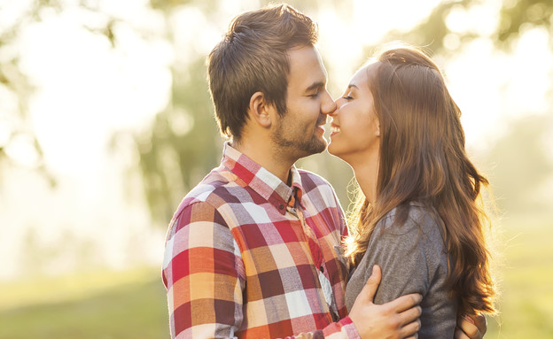 זוג מתנשק (צילום: אימג'בנק / Thinkstock)