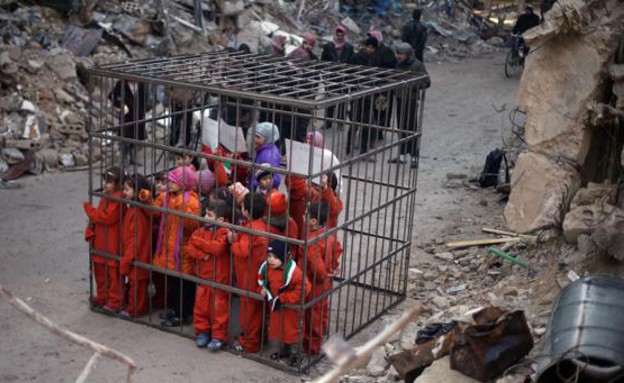 דאע"ש מחזיק ילדים בכלוב (צילום: טוויטר)