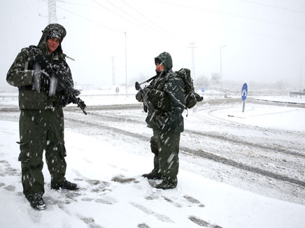חיילים בשלג בסופה הגדולה, דצמבר 2013 (צילום: פלאש 90, נתי שוחט)