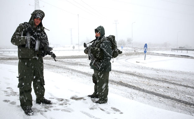 חיילים בשלג בסופה הגדולה, דצמבר 2013 (צילום: פלאש 90, נתי שוחט)