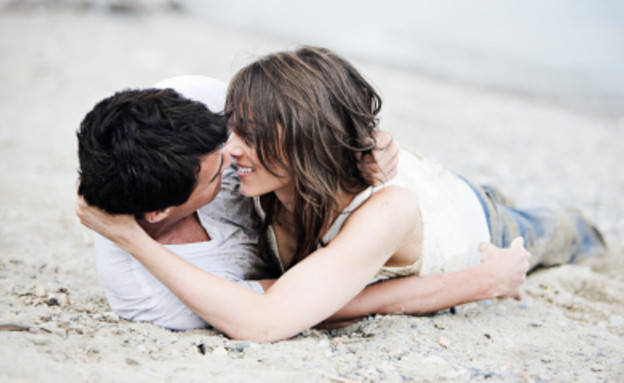 זוג מתנשק על חוף הים- סקס (צילום: Vasko, Istock)