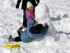 הולכים לבנות בובות שלג במקום ללמוד (צילום: החדשות 2)