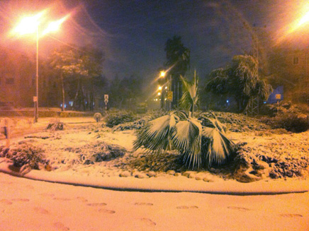 השלג הגיע גם לקריית ארבע (צילום: סוכנות תצפית, משה בוטביה)