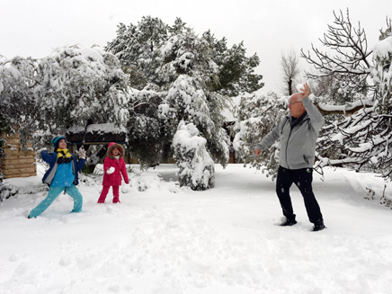 גם הנשיא ריבלין יצא לשחק בשלג, שלשום (צילום: חיים זך)