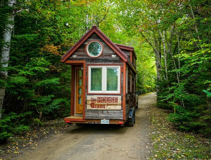 בית קטן בדרכים (צילום: מתוך עמוד הפייסבוק של Tiny House Giant Journ)