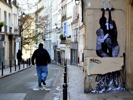 אמן רחוב בפריז (צילום: מתוך דף הפייסבוק)