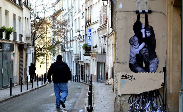 אמן רחוב בפריז (צילום: מתוך דף הפייסבוק)